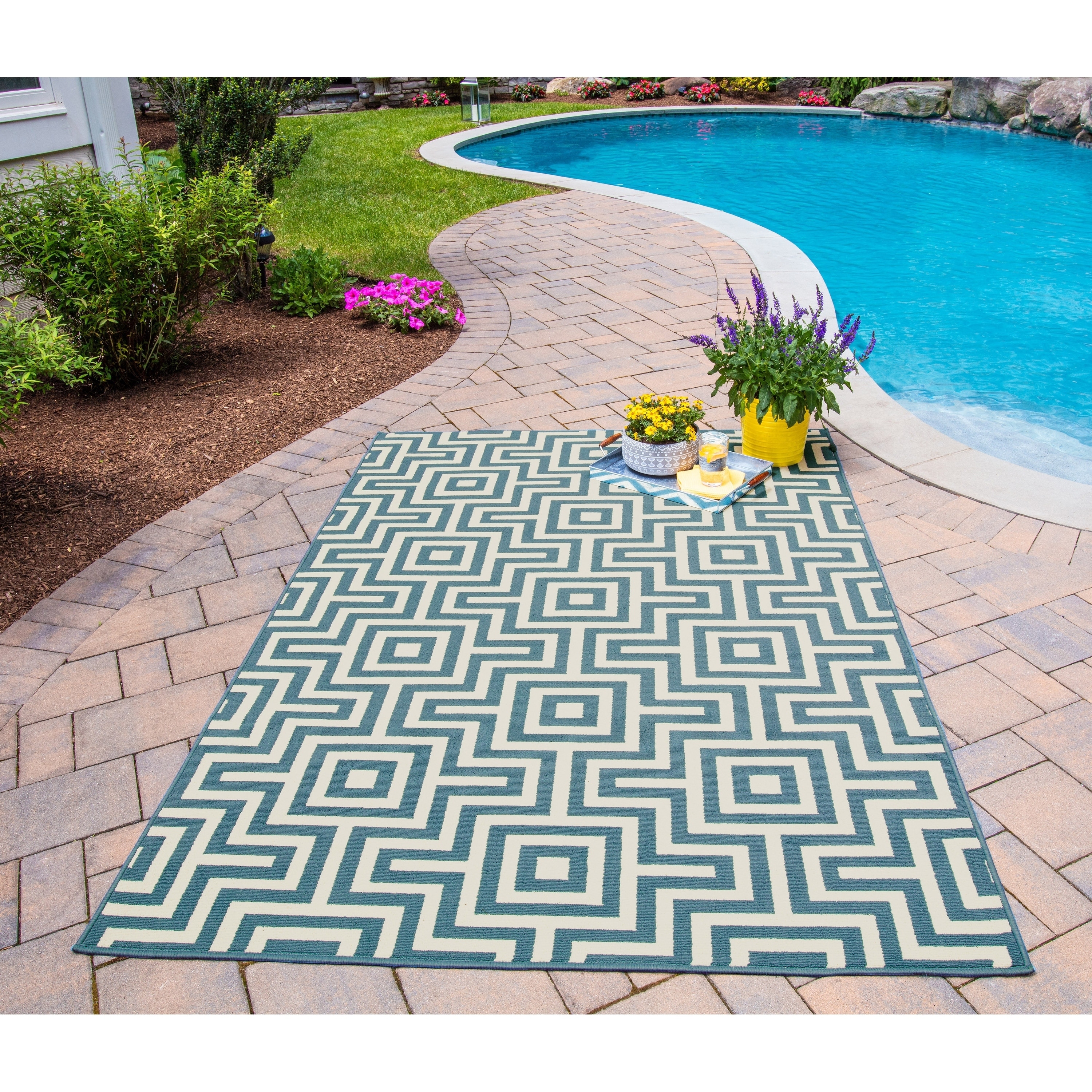 Indoor/outdoor Blue Retro Rug (53 X 76)