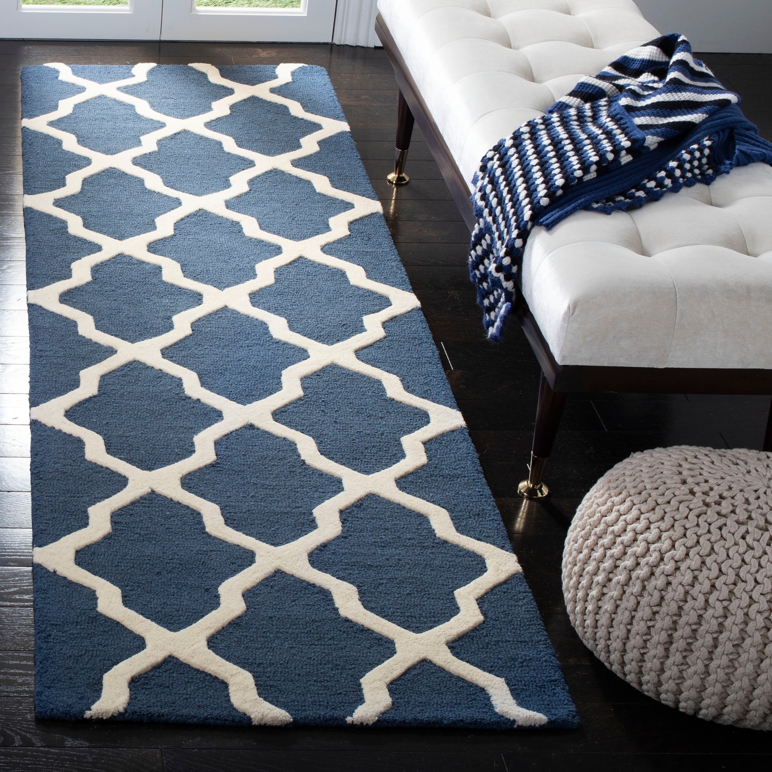 Safavieh Handmade Moroccan Cambridge Navy/ Ivory Wool Rug (26 X 16)