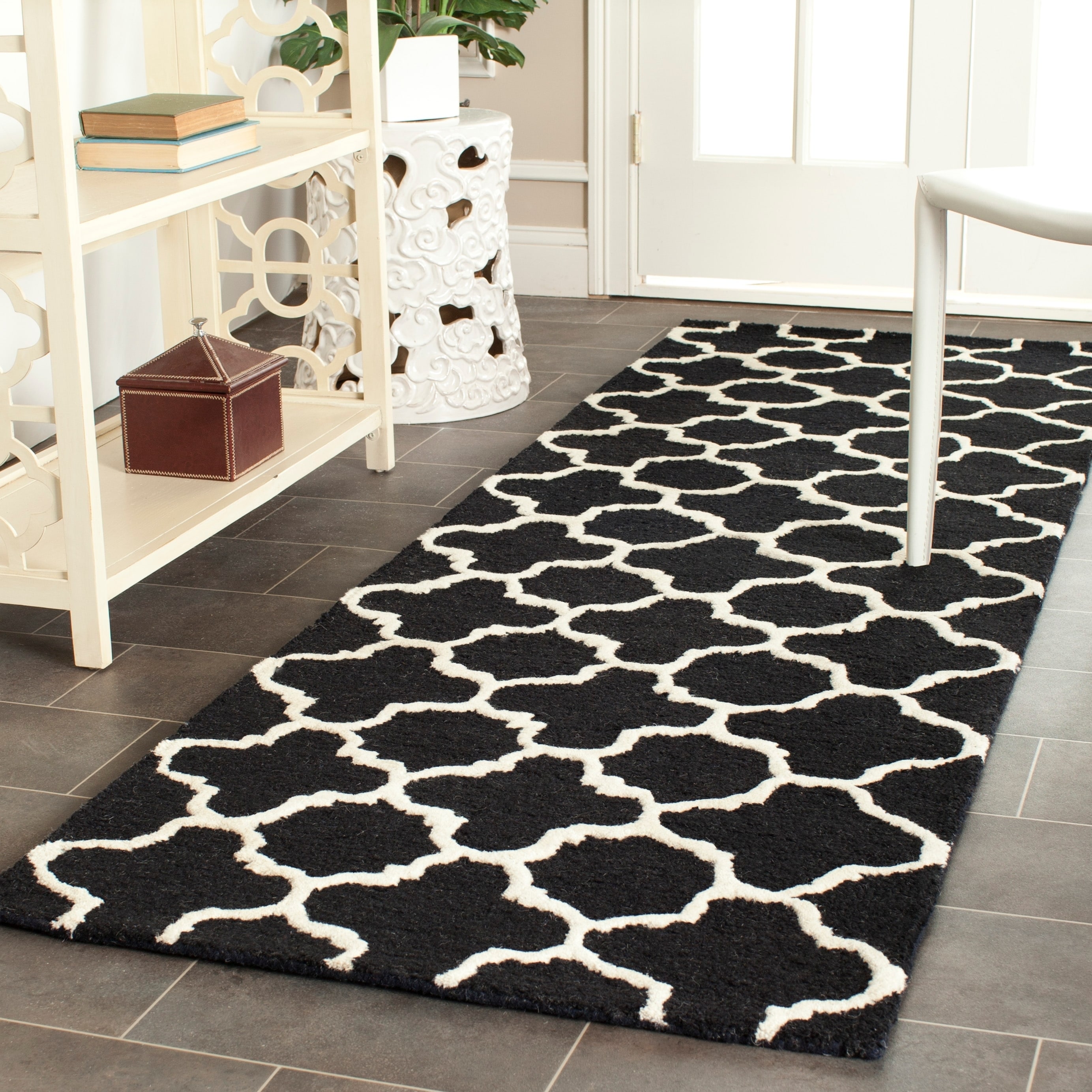 Safavieh Handmade Moroccan Cambridge Black/ Ivory Contemporary Wool Rug (26 X 6)