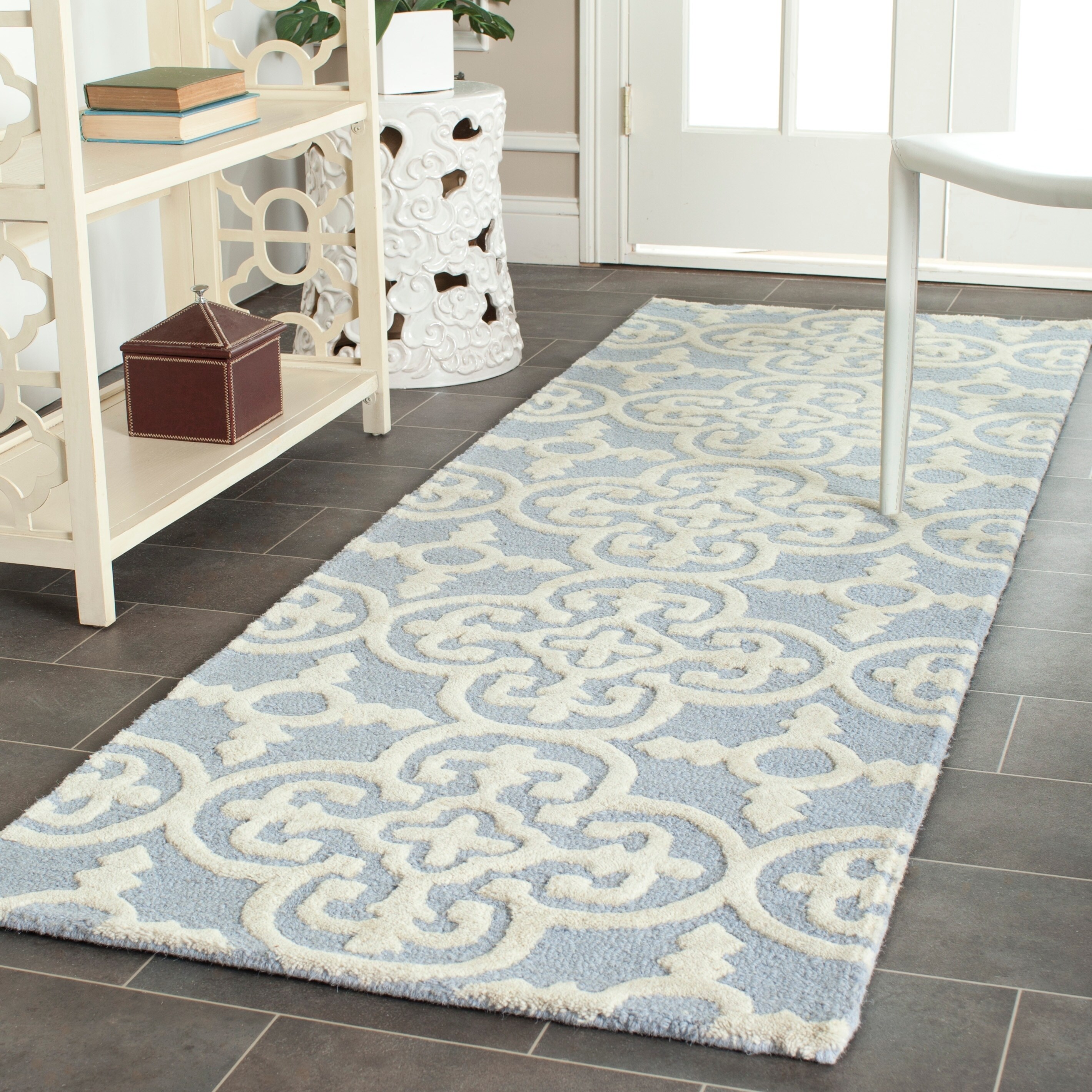 Safavieh Handmade Moroccan Cambridge Light Blue/ Ivory Wool Low pile Rug (26 X 10)