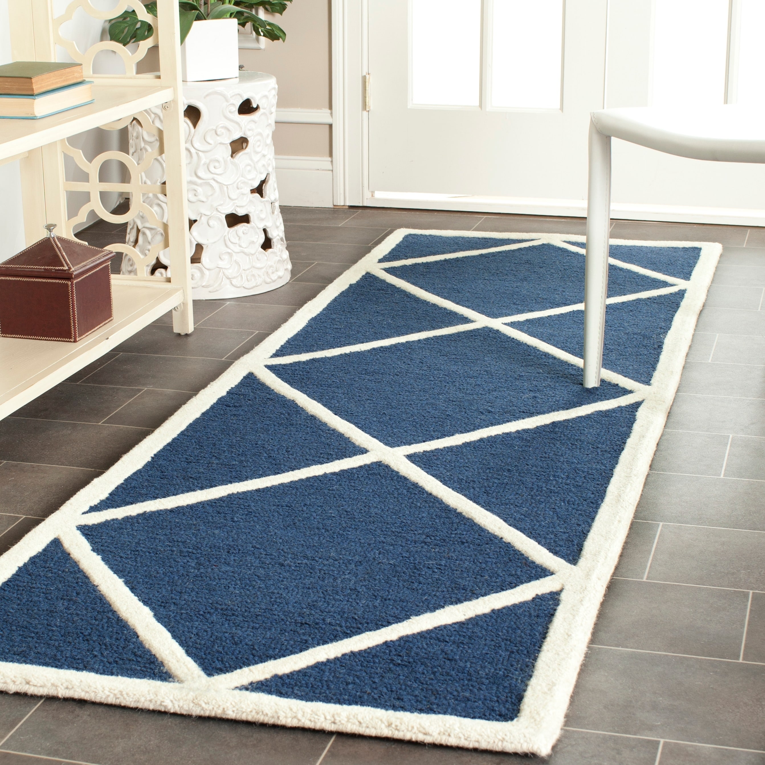 Safavieh Handmade Moroccan Cambridge Canvas backed Navy/ Ivory Wool Rug (26 X 6)