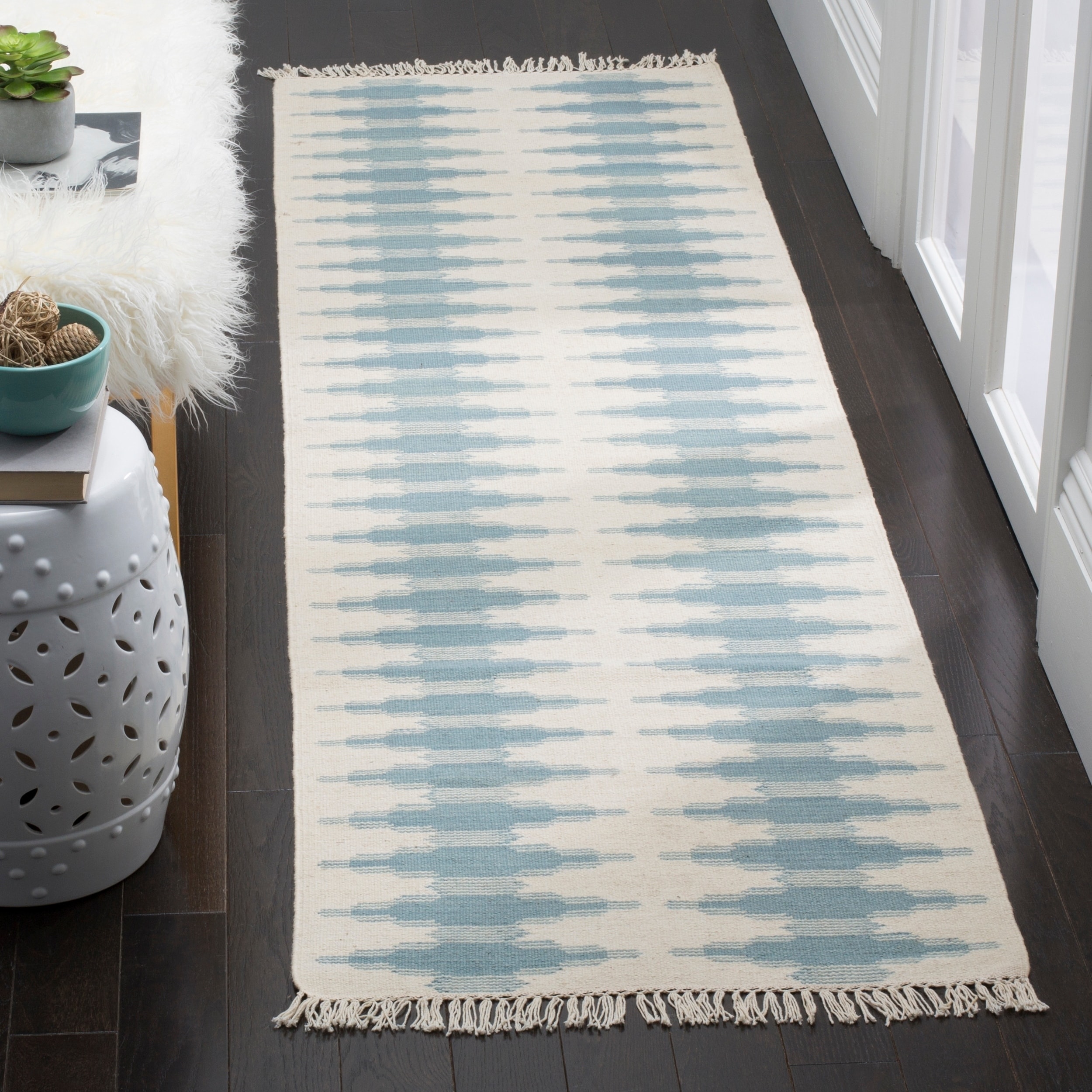 Safavieh Hand woven Navajo Kilim Ivory/ Blue Wool Rug (23 X 6)