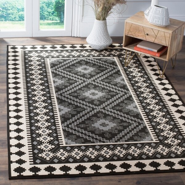 Safavieh Indoor/ Outdoor Veranda Black/ Cream Rug - 6'7 x 9'6