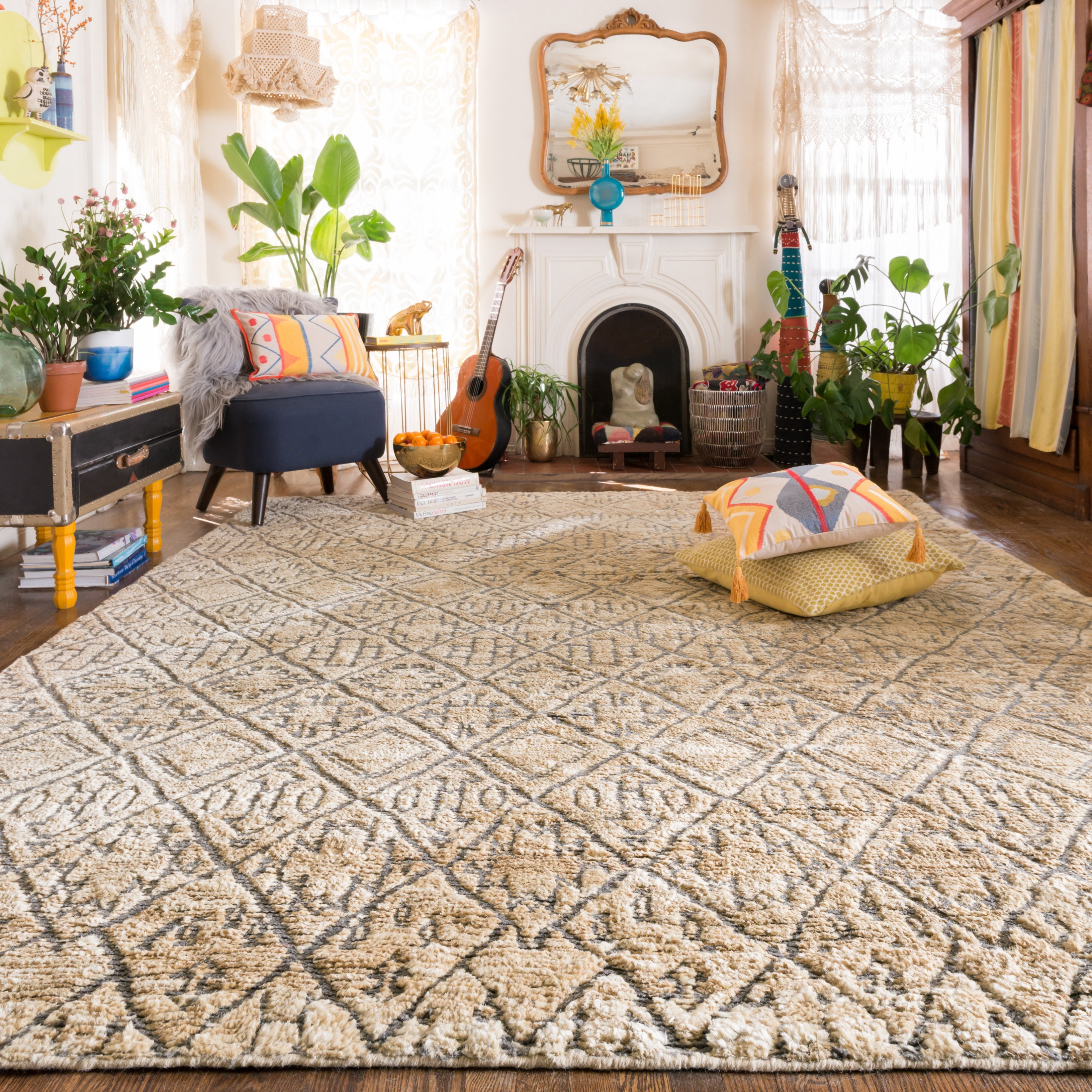 Hand knotted Phoenix Shell Fawn Rug (79 X 99)