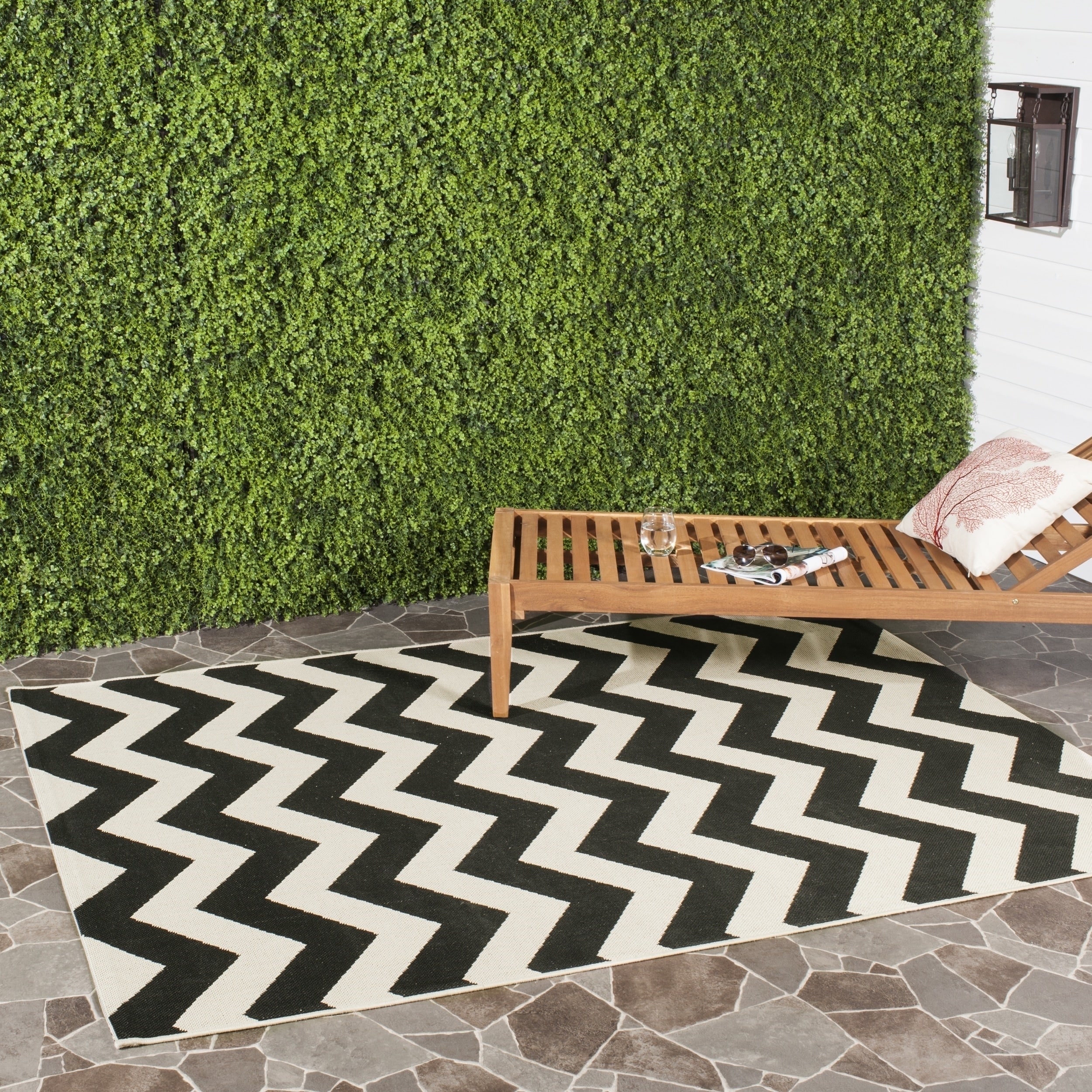 Safavieh Indoor/ Outdoor Courtyard Chevron pattern Black/ Beige Rug (4 Square)