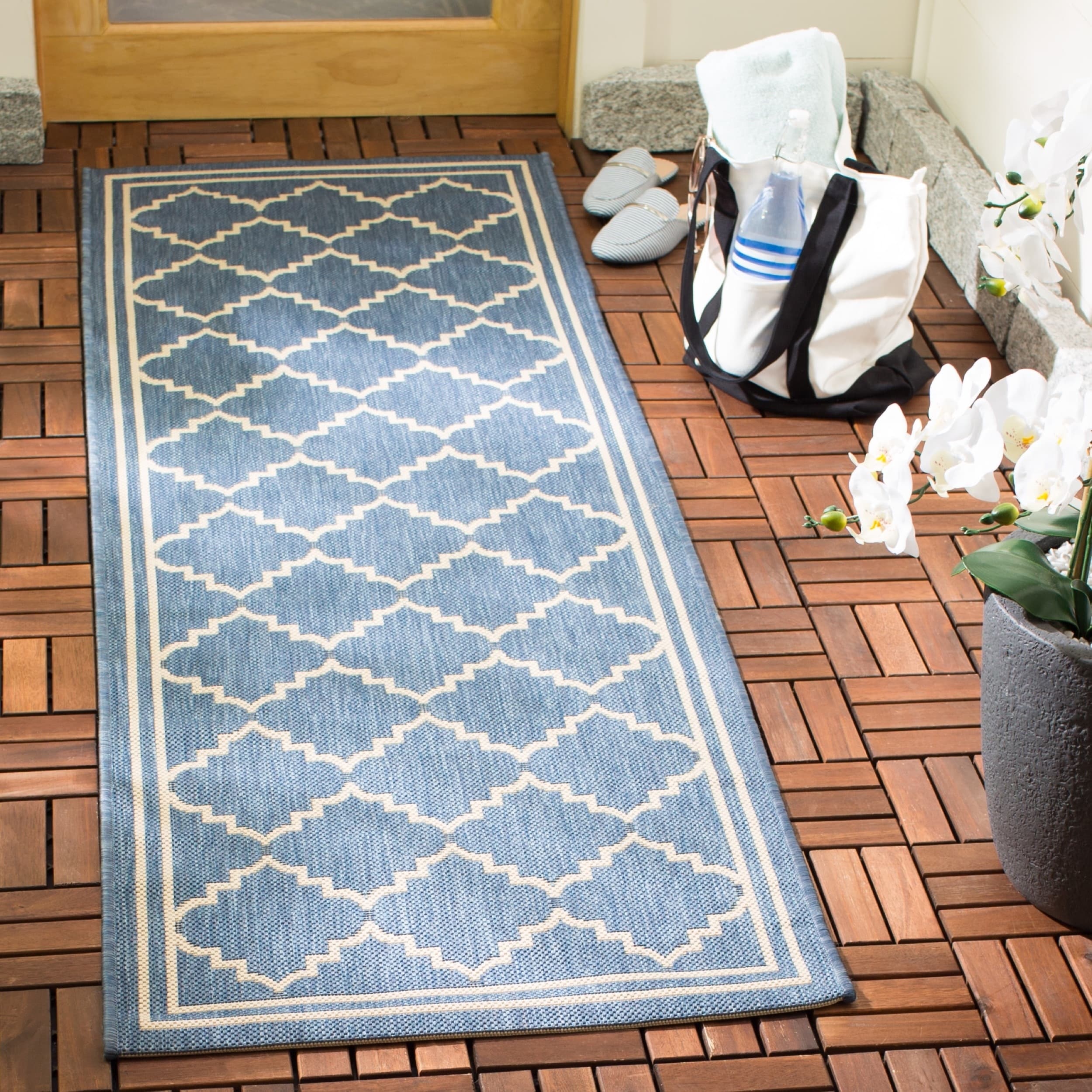 Machine made Safavieh Indoor/ Outdoor Courtyard Blue/ Beige Rug (23 X 67)