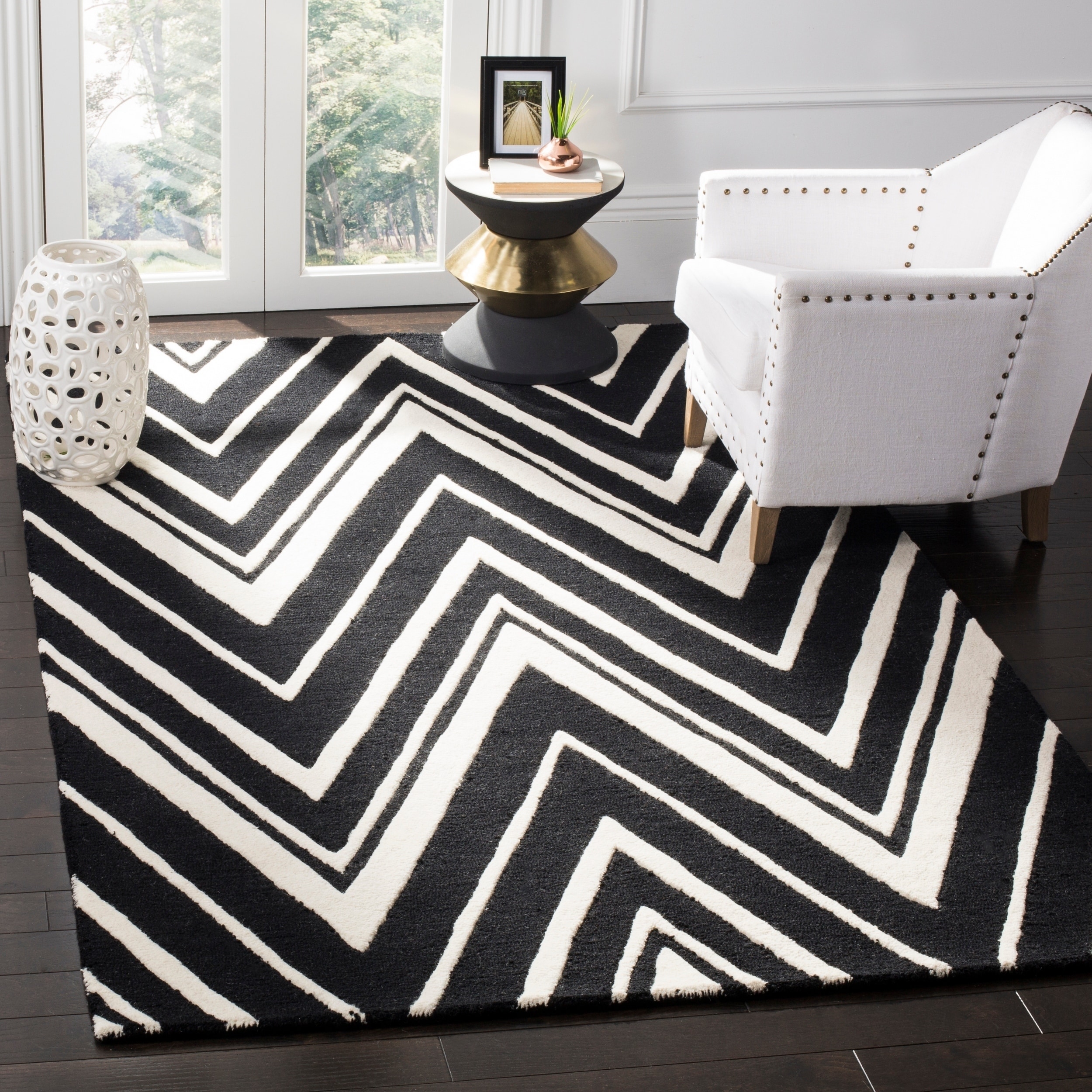 Safavieh Handmade Moroccan Cambridge Zigzag pattern Black/ Ivory Wool Rug (4 X 6)