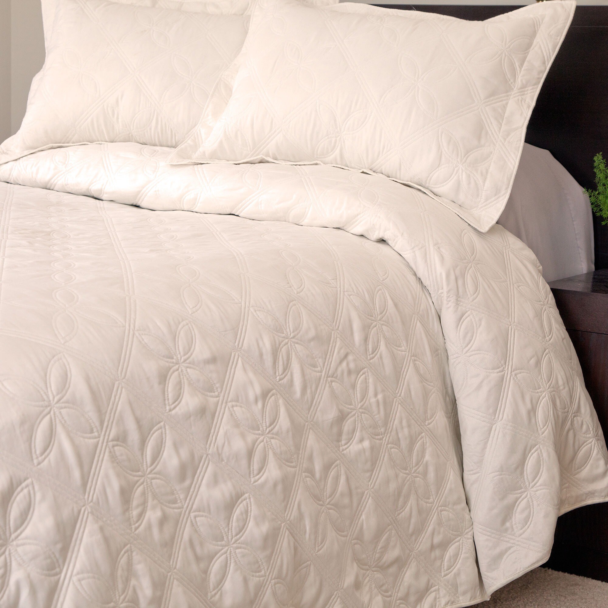 Trademark Global Lavish Home Andrea 3 piece White Quilt Set White Size Full  Queen