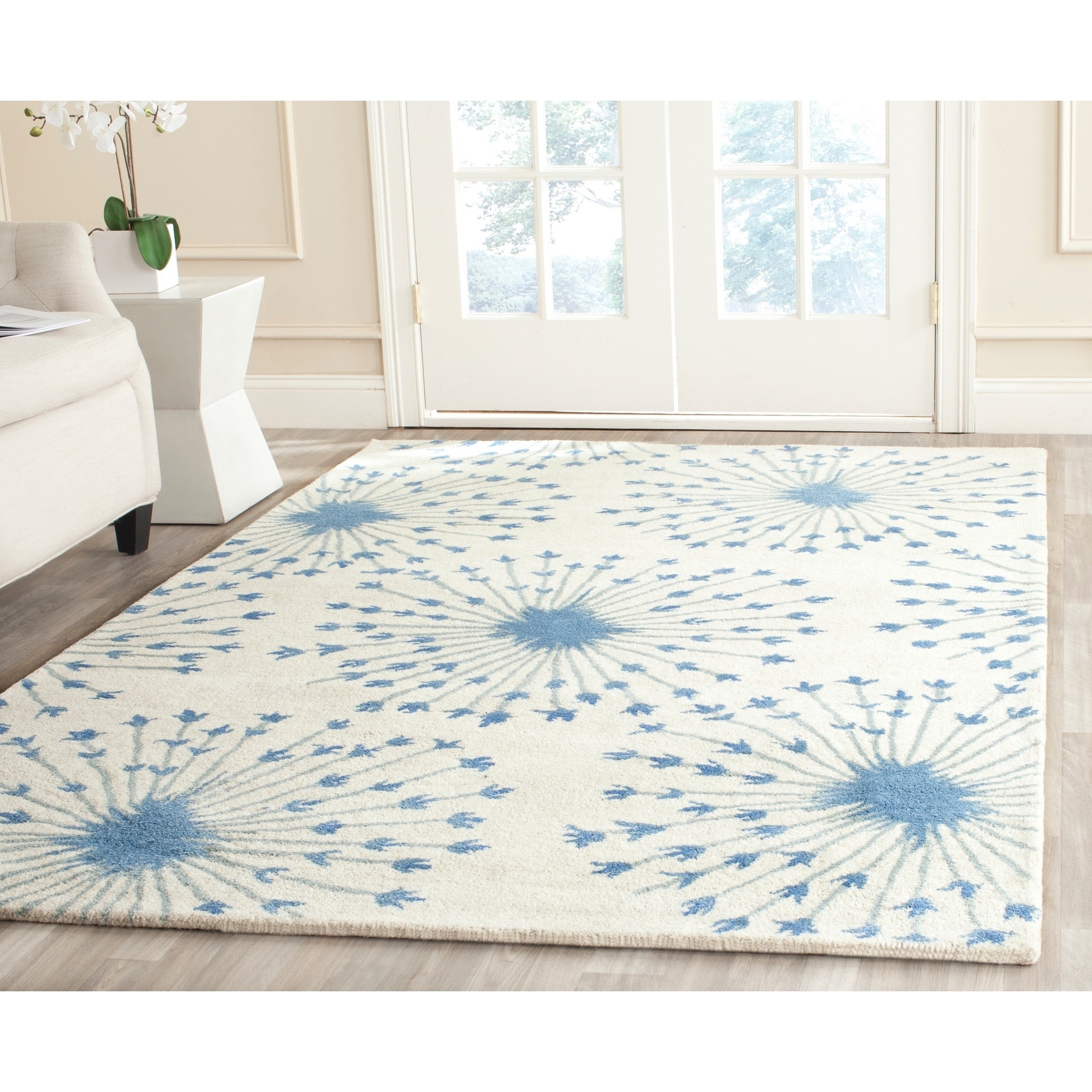 Safavieh Handmade Bella Beige/ Blue Wool Rug (5 X 8)