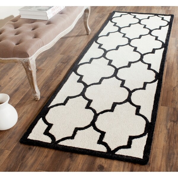 Safavieh Handmade Moroccan Cambridge Ivory/ Black Wool Rug - 2'6" x 8'