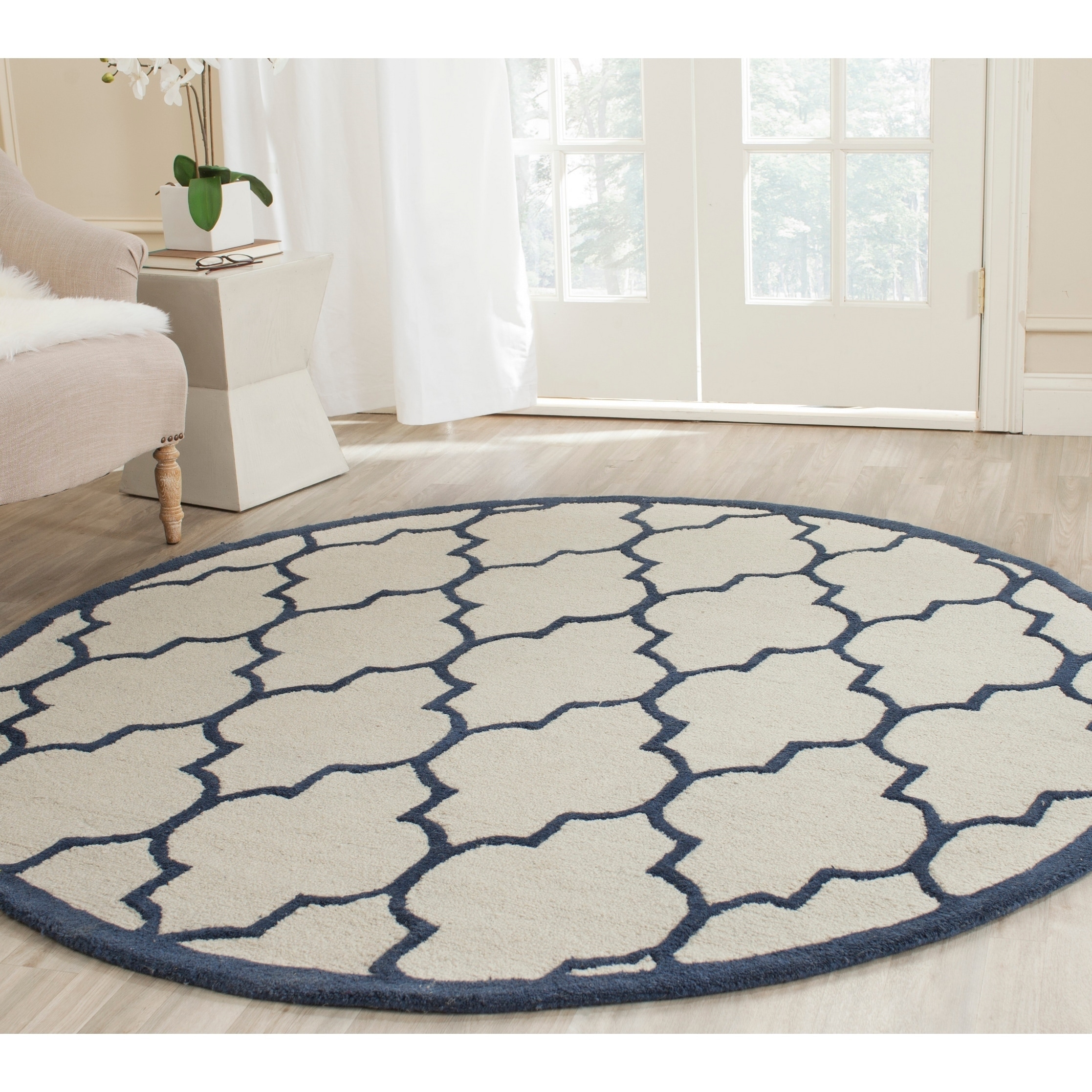 Safavieh Handmade Moroccan Cambridge Ivory/ Navy Wool Rug (6 Round)