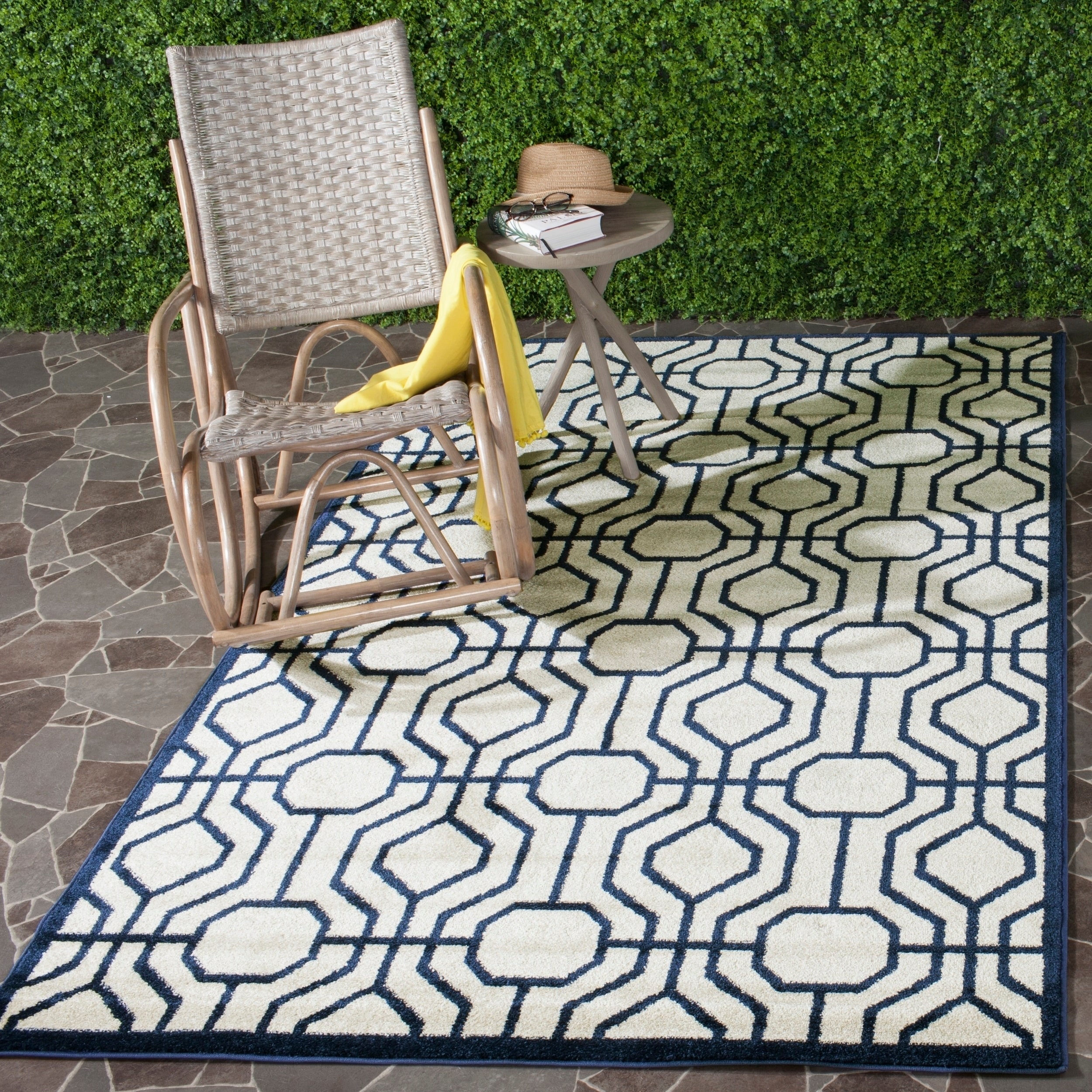 Safavieh Amherst Indoor/ Outdoor Ivory/ Navy Rug (5 X 8)