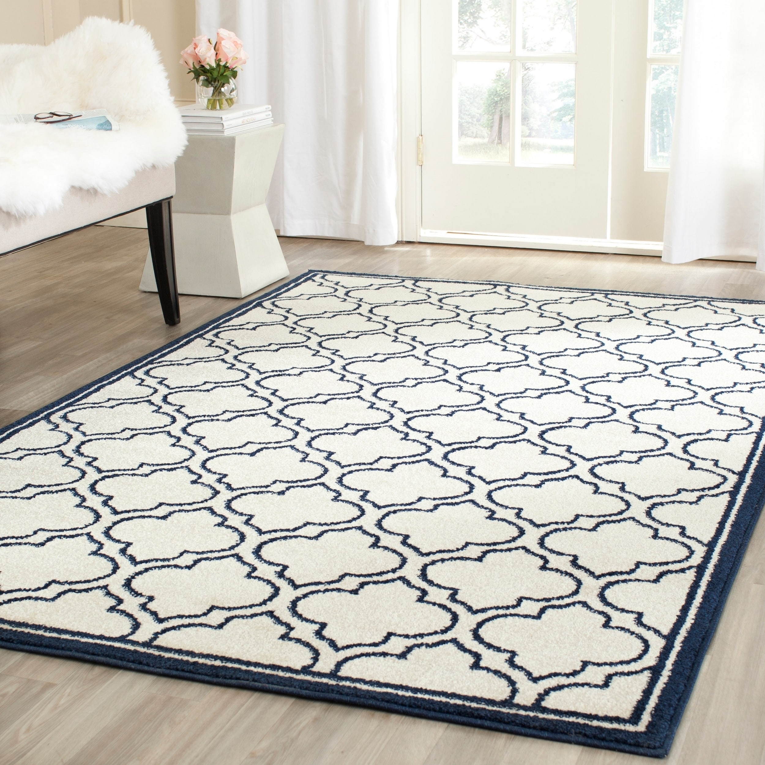 Safavieh Amherst Indoor/ Outdoor Ivory/ Navy Rug (4 X 6)