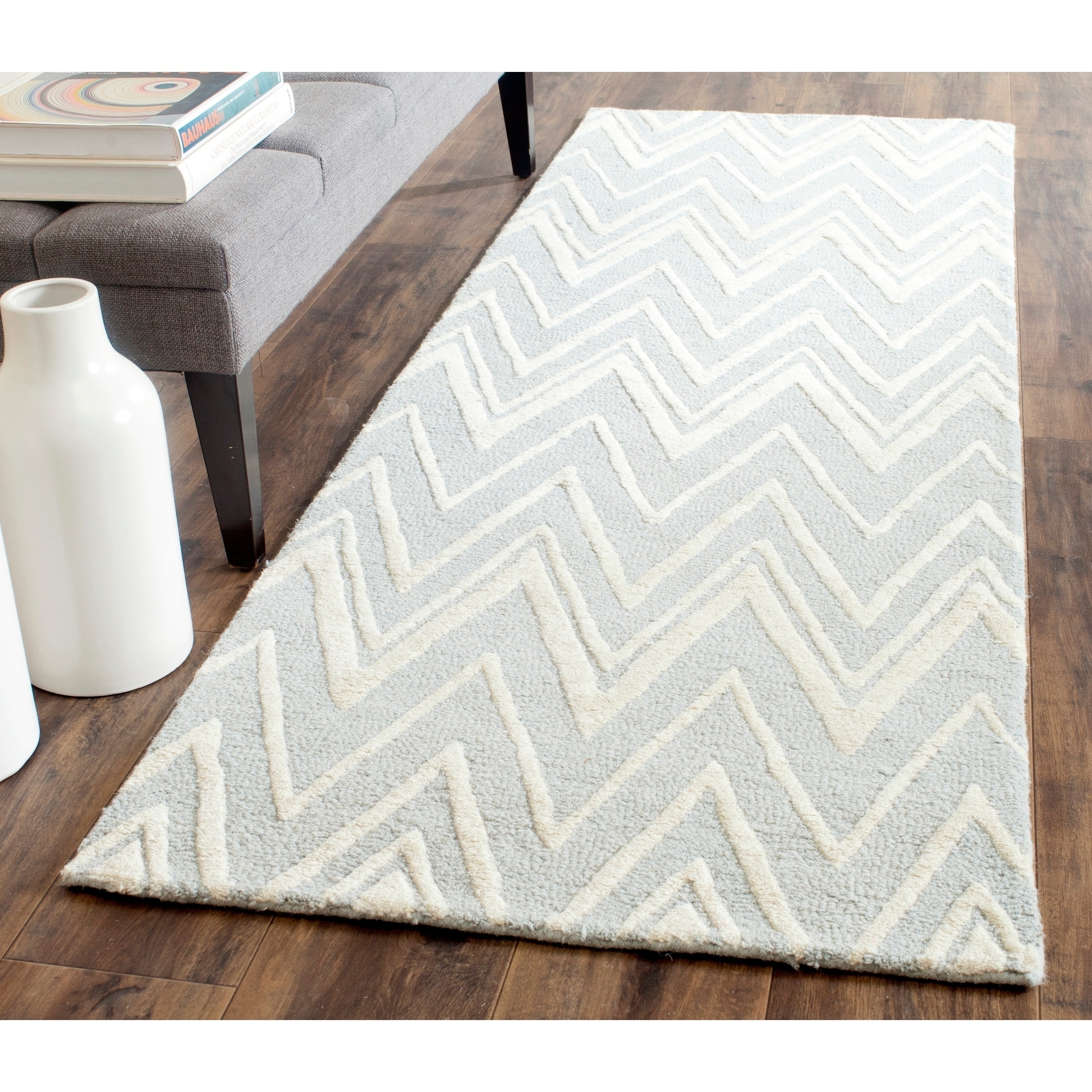 Safavieh Handmade Moroccan Cambridge Grey/ Ivory Wool Rug (26 X 6)