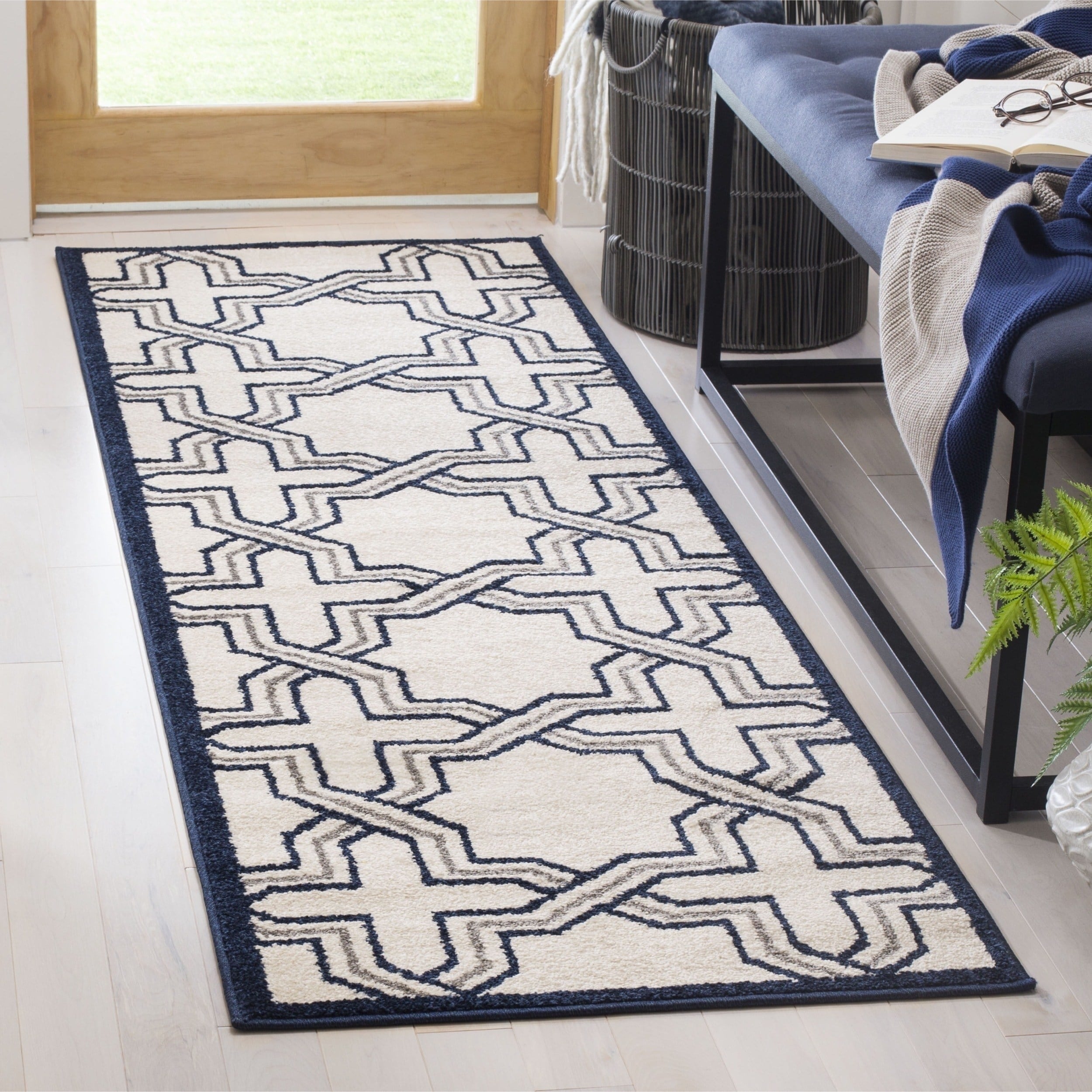 Safavieh Amherst Indoor/ Outdoor Ivory/ Navy Rug (23 X 7)