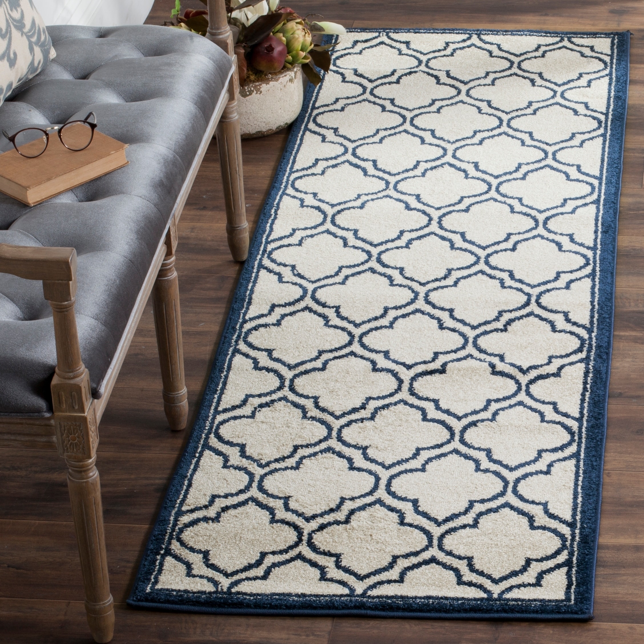 Safavieh Amherst Indoor/ Outdoor Ivory/ Navy Rug (23 X 7)