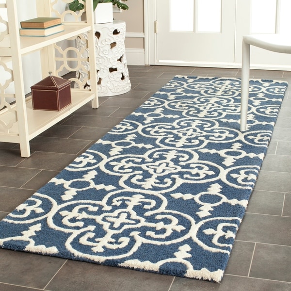 Safavieh Handmade Moroccan Cambridge Navy/ Ivory Wool Rug - 2'6 x 20'