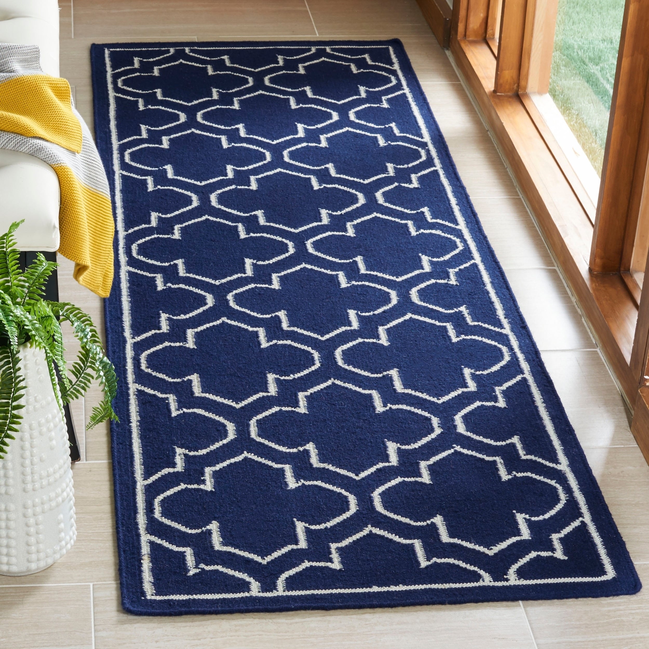 Safavieh Hand woven Moroccan Dhurries Navy/ Ivory Wool Rug (26 X 9)