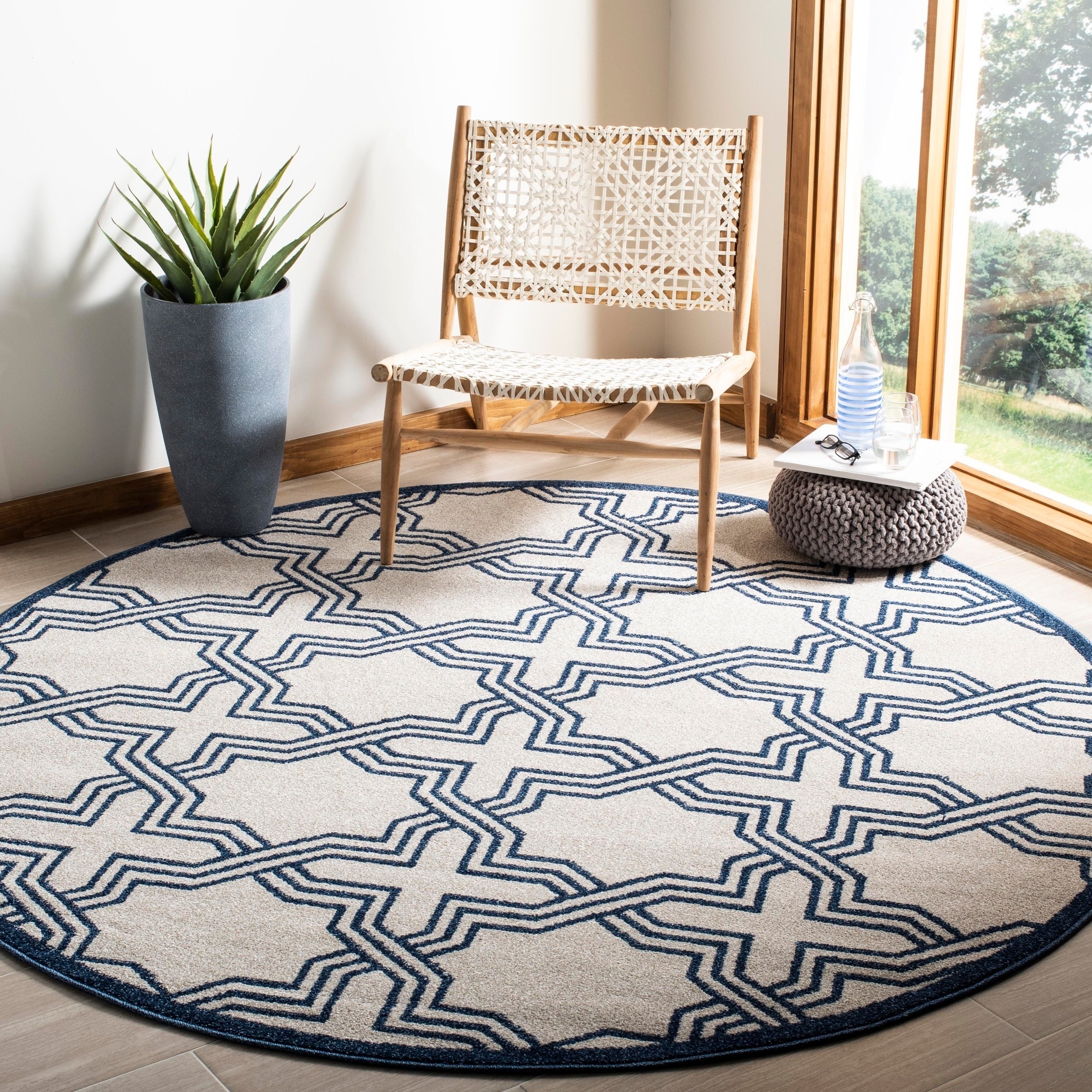 Safavieh Amherst Ivory/ Navy Rug (7 Round)