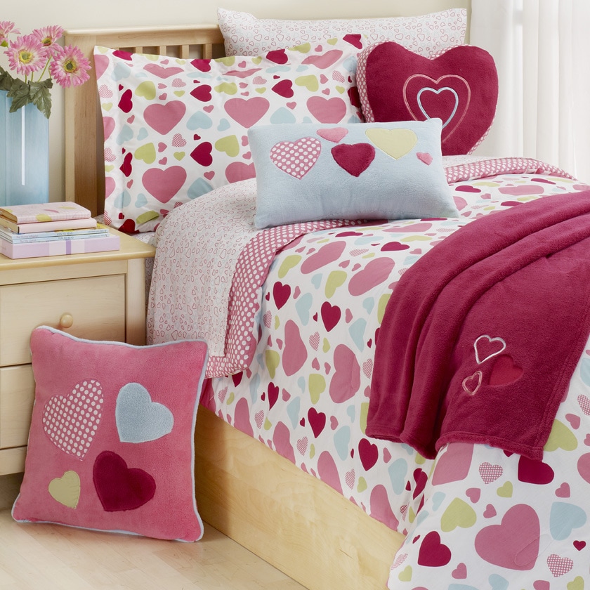 Hearts 2 piece Twin size Comforter Set (Pink/red and RedMaterials 60 percent cotton/40 percent polyesterFill material 100 percent polyesterHypoallergenic NoCare instructions Machine washableTwin DimensionsComforter 64 inches wide x 86 inches longSham