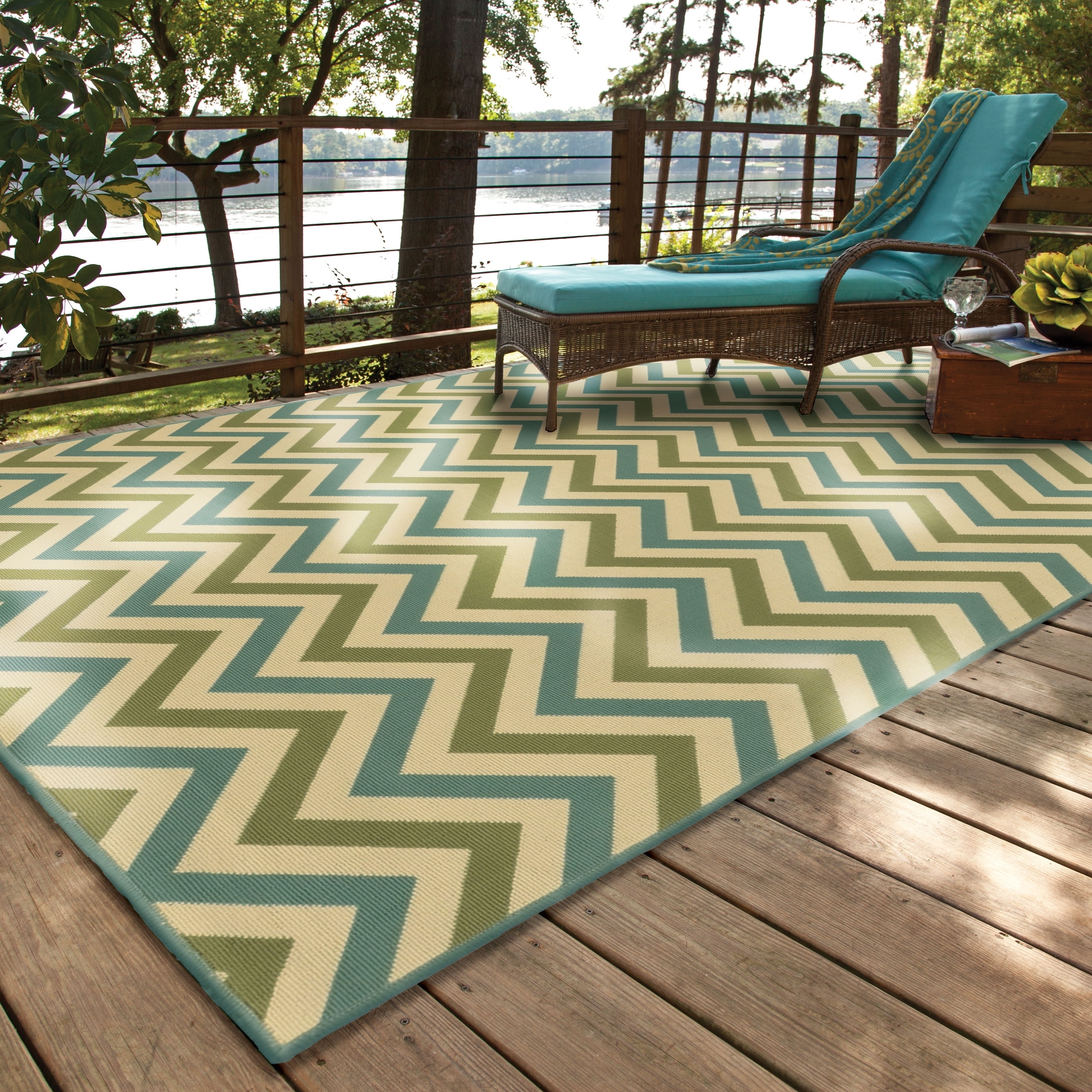 Indoor/ Outdoor Geometric Polypropylene Rug (53 X 76)