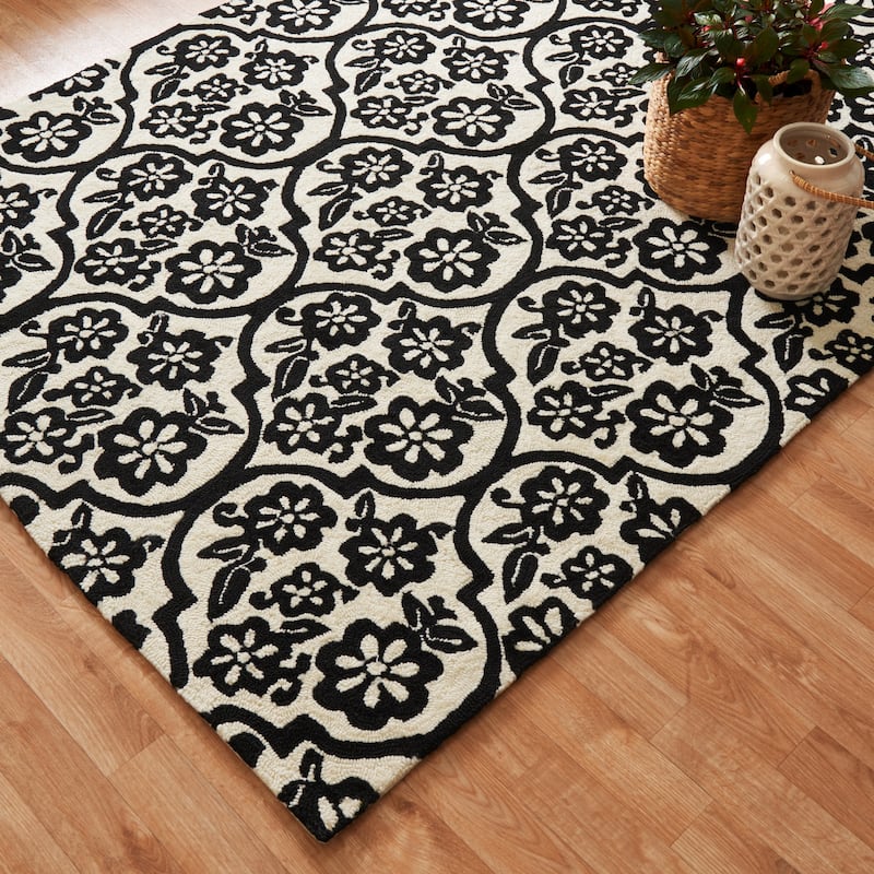 Hand-hooked Indoor/ Outdoor Capri Ivory/ Black Rug