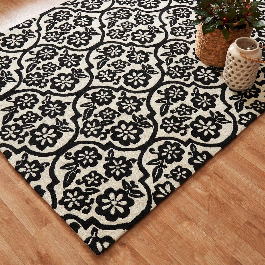 Hand-hooked Indoor/ Outdoor Capri Ivory/ Black Rug