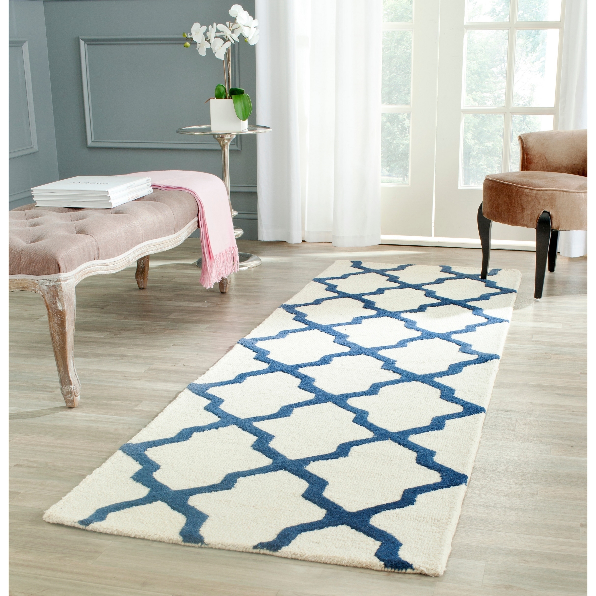 Safavieh Handmade Moroccan Cambridge Ivory/ Navy Wool Rug (26 X 6)