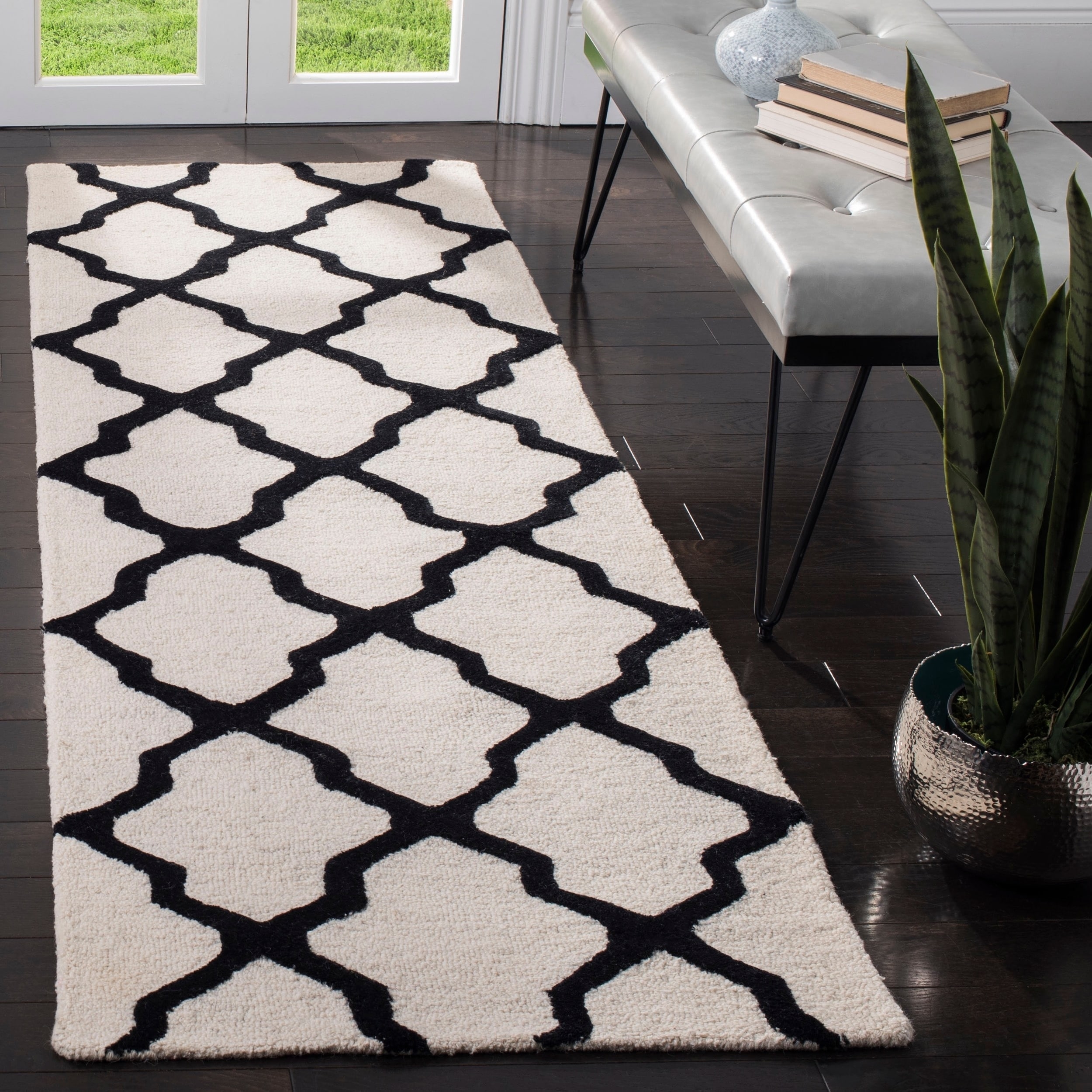 Safavieh Handmade Moroccan Cambridge Ivory/ Black Wool Rug (26 X 8)