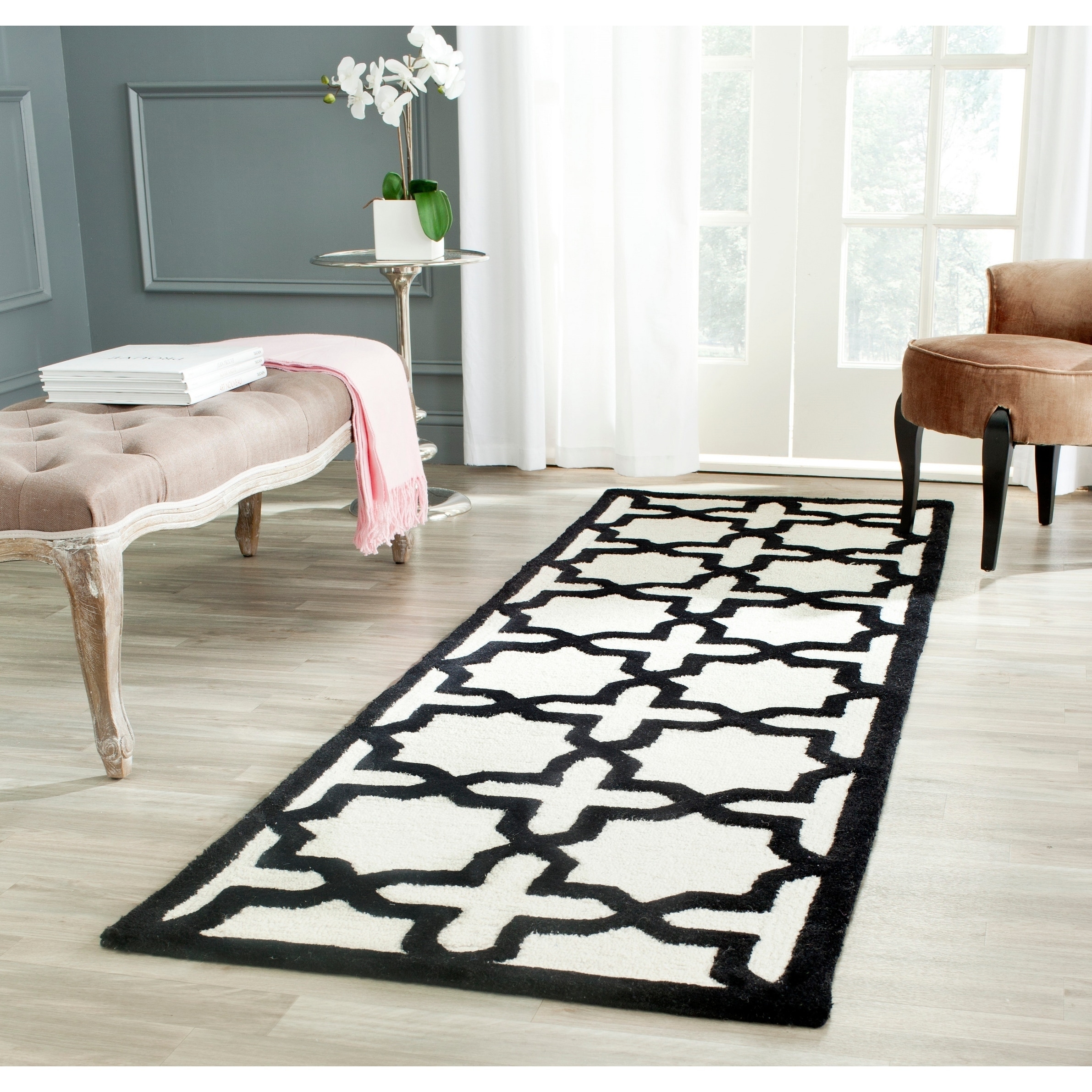 Safavieh Handmade Moroccan Cambridge Ivory/ Black Wool Rug (26 X 8)