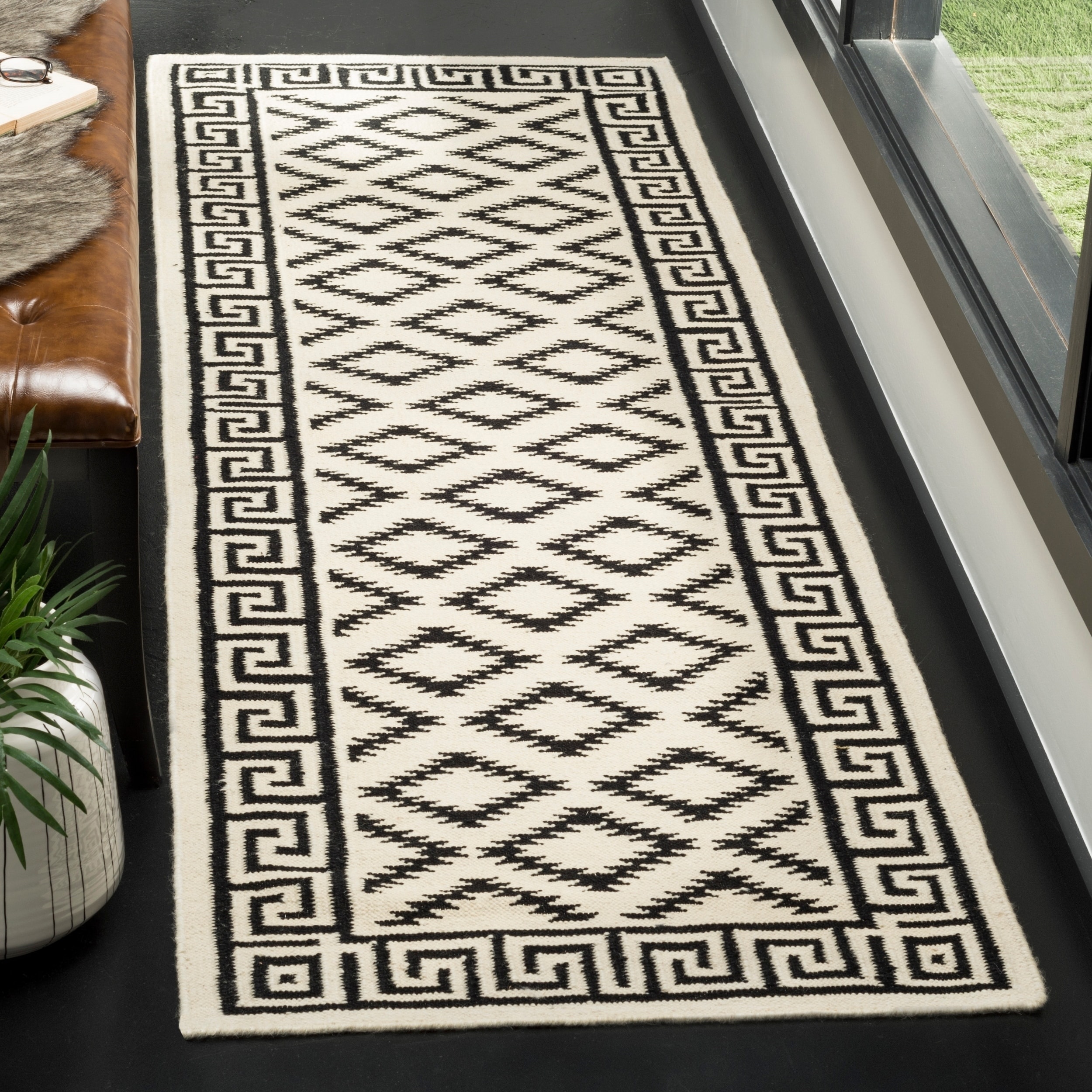 Safavieh Hand woven Moroccan Dhurries Ivory/ Black Wool Rug (26 X 8)