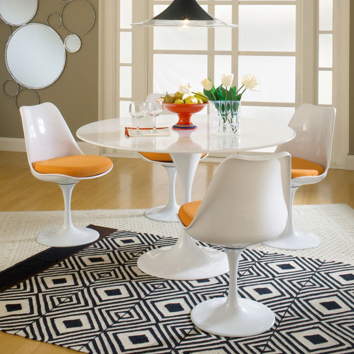 стол журнальный eero saarinen style tulip table. белый интерьер. белые круглые стулья. белые круглые стулья. круглый стол в интерьере.