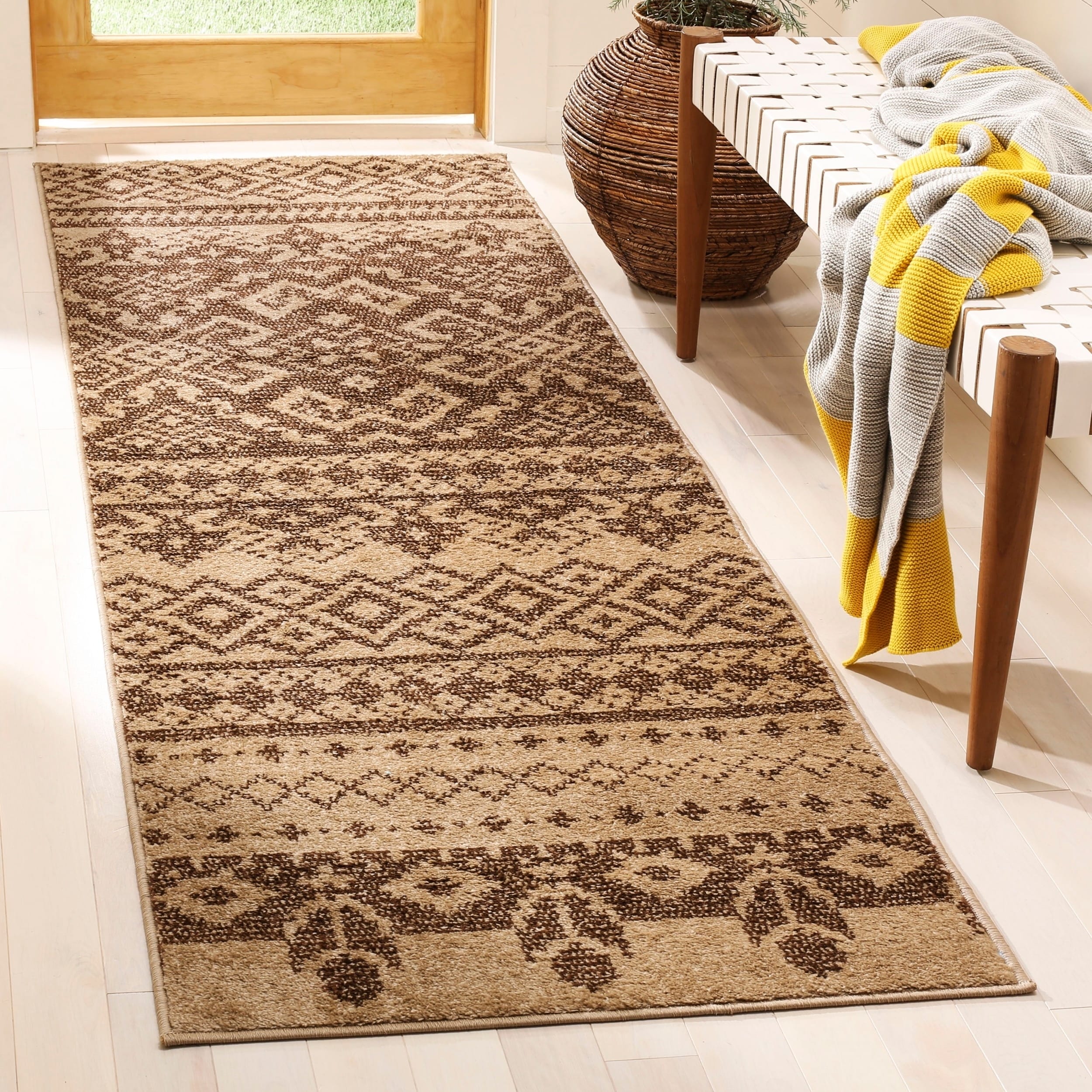 Safavieh Adirondack Camel/ Chocolate Rug (26 X 10)