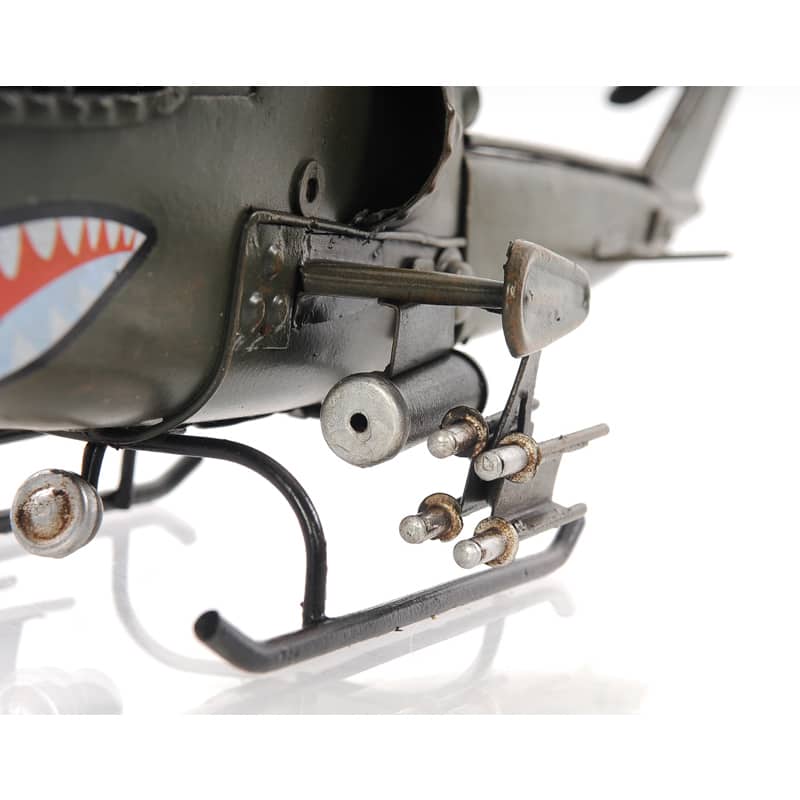 1960s US Attack Helicopter 1:46