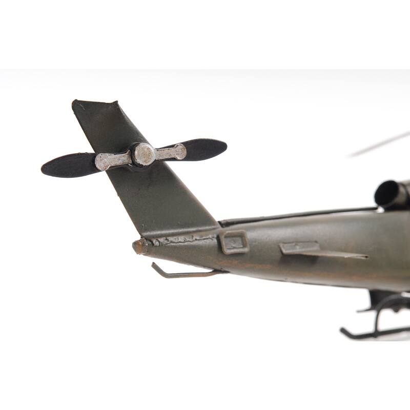 1960s US Attack Helicopter 1:46
