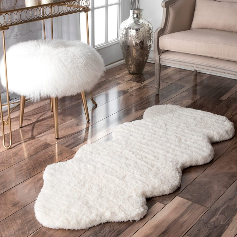 Nuloom Handmade Faux Sheepskin Shag Rug - 2' x 4'5"