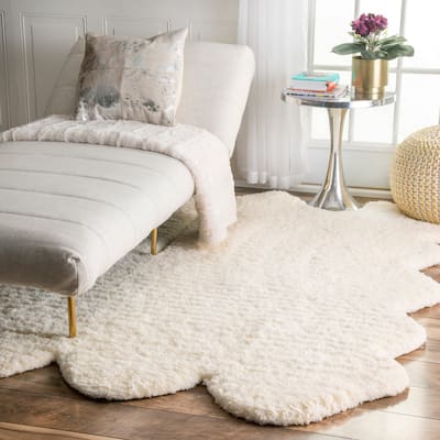 Brooklyn Rug Co Handmade Faux Sheepskin Sexto Pelt Natural Shag Rug - 4' 9" x 6'