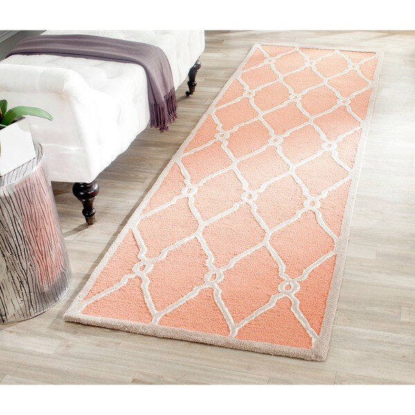Safavieh Handmade Moroccan Cambridge Coral/ Ivory Wool Rug - 2'6 x 8'