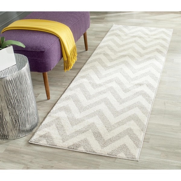 Safavieh Indoor/ Outdoor Amherst Light Grey/ Beige Rug (2'3 x 7') - 2'3 x 7'