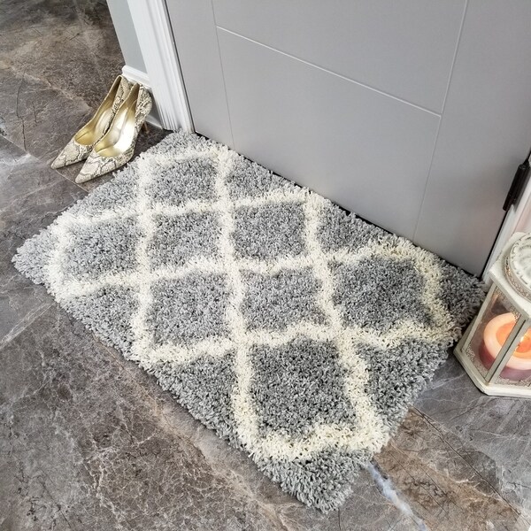 Maxy Home Shag Moroccan Trellis Grey and White Accent Rug (1'8 x 2'7) - 1'8 x 2'7