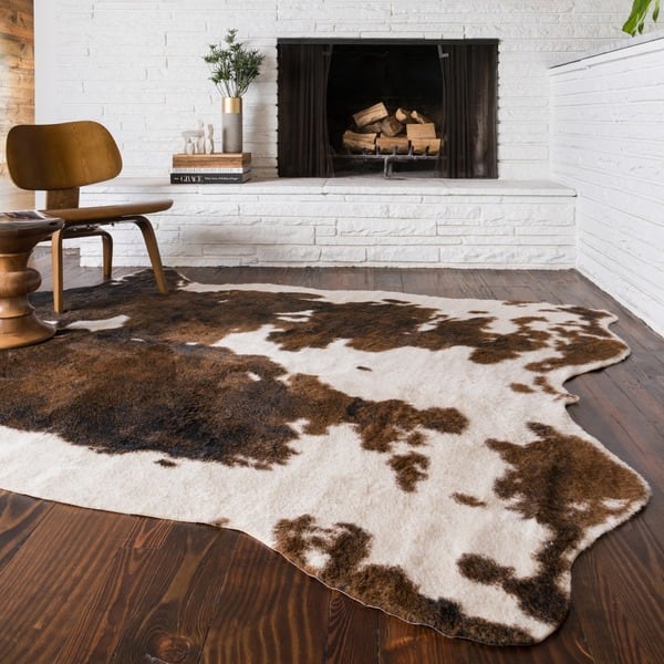 Alexander Home Yosemite Faux Cowhide Area Rug Overstock 9775404