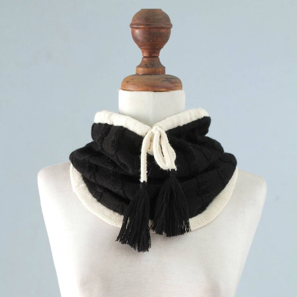 Handmade Alpaca 'Flirting in Black' Neck Warmer (Peru)