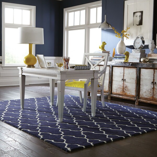 Hand-crafted Wool Scalloped Lattice Navy/ Ivory Wool Rug (3'6 x 5'6) - 3'6" x 5'6"