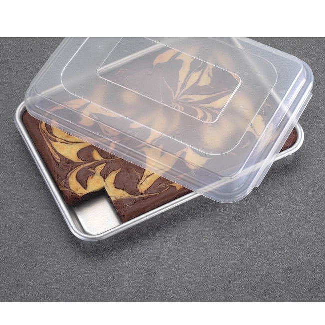 Nordic Ware Natural Aluminum Commercial Baker's Quarter Sheet with Lid