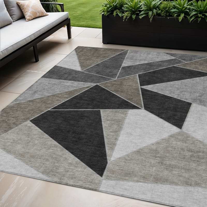 HomeRoots Geometric Transitional Rectangle Outdoor Rug - 5' X 8'