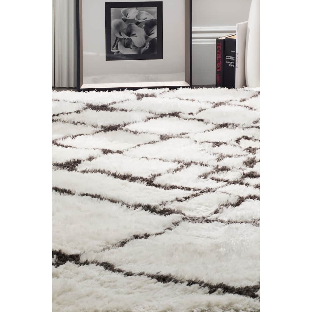 SAFAVIEH Handmade Toronto Shag Brittnay Polyester Rug