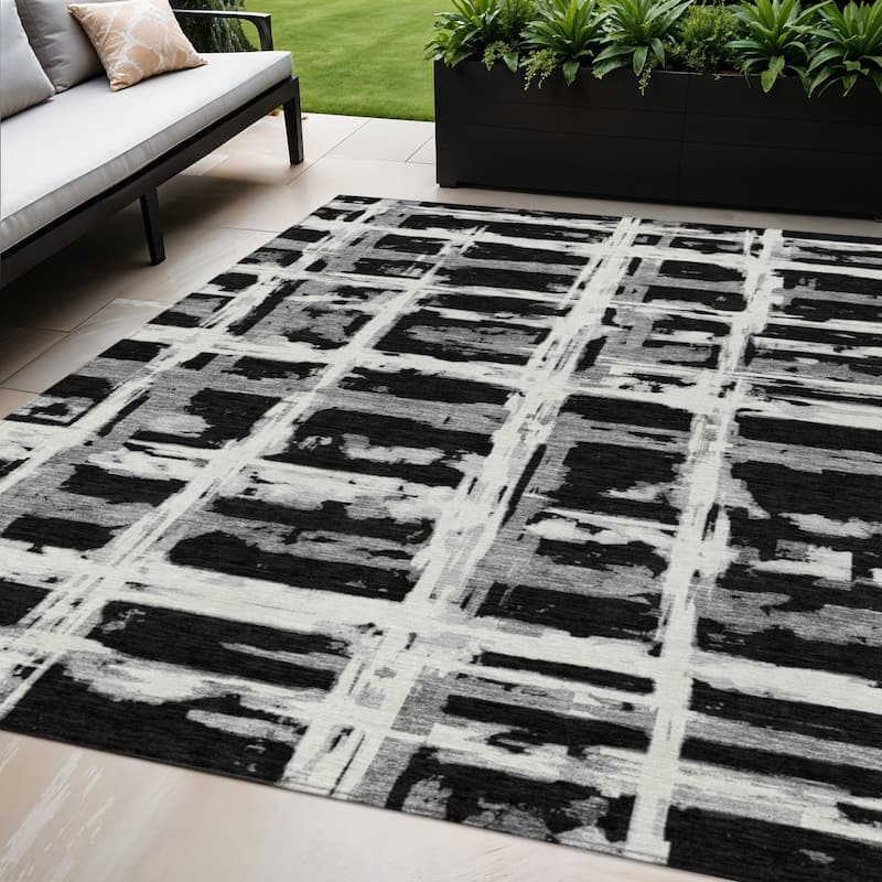 HomeRoots Striped Transitional Rectangle Outdoor Rug - 5' X 8'