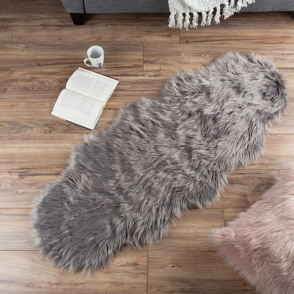 https://ak1.ostkcdn.com/images/products/is/images/direct/004d1f0a8829c47d827191a46dcf1d4f212fbde5/Hastings-Home-Faux-Sheepskin-Fur-Rug.jpg?impolicy=medium