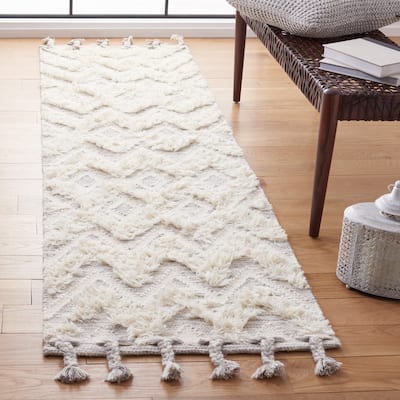 SAFAVIEH Handmade Kenya Husne Wool Tassel Rug