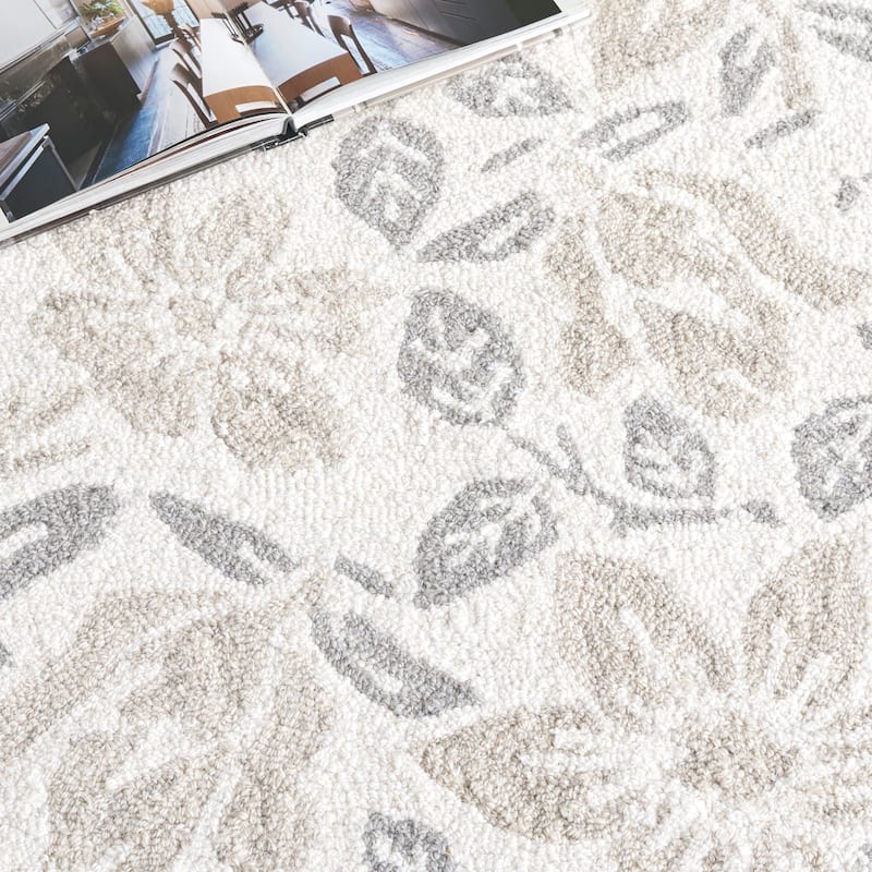 SAFAVIEH Handmade Jardin Merka Floral Wool Rug